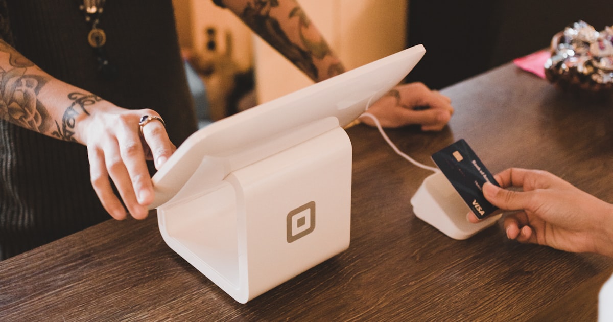 Credit card payment at Point of Sale terminal — cash back card comparison