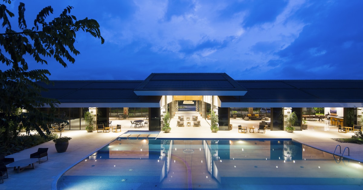Amex Platinum vs. Chase Sapphire Reserve 2026: Which $800+ Card Is Worth It?
